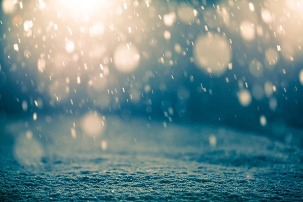 Nieva en la noche y la luz de fondo — Foto de Stock