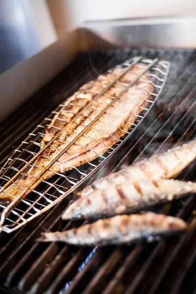 Vis op de grill — Stockfoto