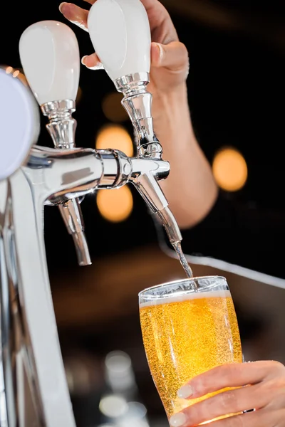 Gieten van een ontwerp blond bier van de tap — Stockfoto