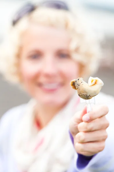 Young Woman Eating a Whelk (bourgot in french) — Stock Photo, Image
