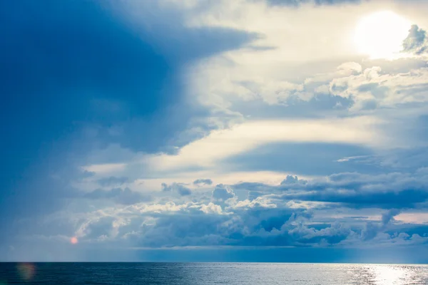 Облака дождя у морского горизонта — стоковое фото