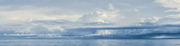 Panorama van regen wolken aan de horizon van de zee — Stockfoto