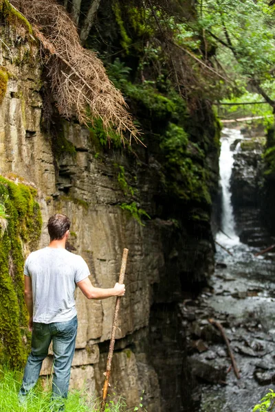 Vandrer ser på fossen – stockfoto