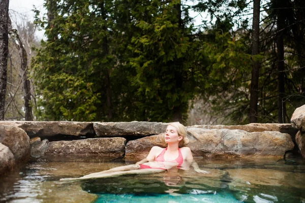 Giovane donna Rilassarsi in una Spa nordica — Foto Stock