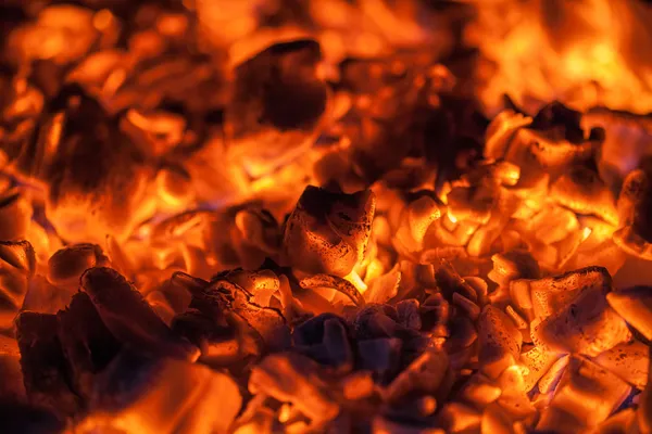 Bright Orange Embers em um fogão a lenha — Fotografia de Stock