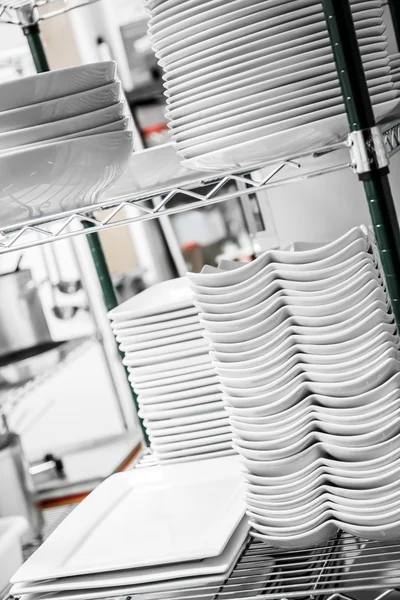 Stapel gereinigtes Geschirr in einem Restaurant — Stockfoto