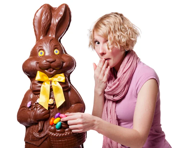 Fille blonde voler des œufs de Pâques d'un lapin en chocolat — Photo