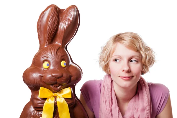 Choklad påskharen tittar på en blond tjej — Stockfoto