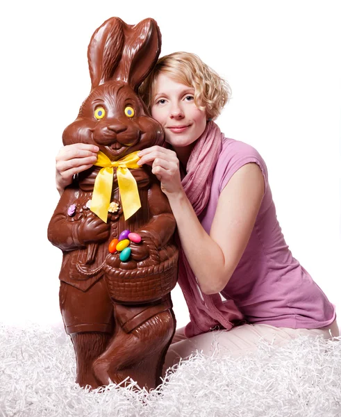调整一只巧克力复活节兔子领结的金发女孩 — 图库照片