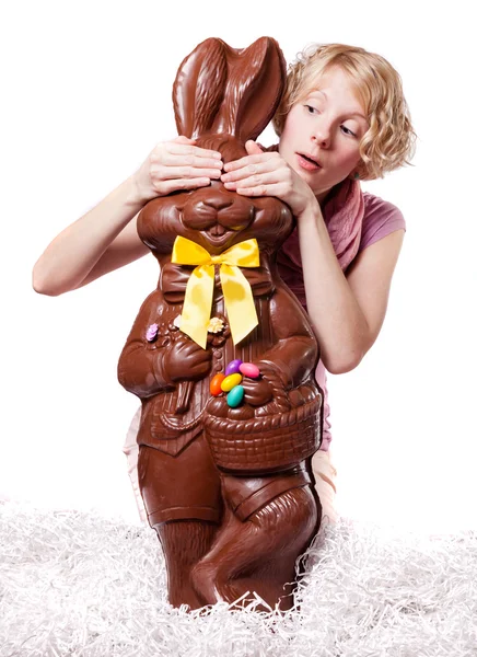 Fille blonde Cachant les yeux d'un lapin chocolat — Photo