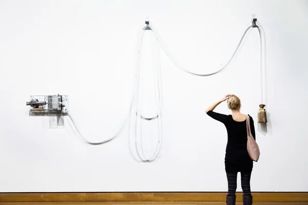 Contemporary Art is not Alway easy to Understand — Stock Photo, Image