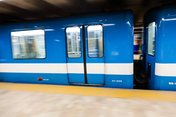 Montreal metro trein met bewegingsonscherpte — Stockfoto