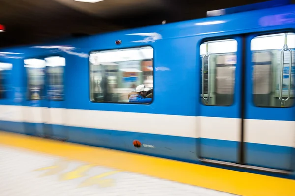 Tren de Metro de Montreal con desenfoque de movimiento — Foto de Stock