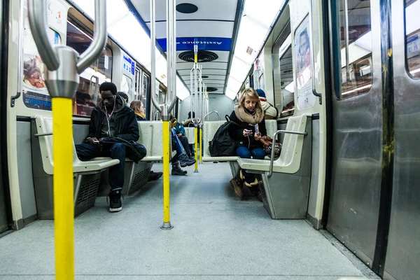 Pessoas a enviar mensagens dentro do Metro de Montreal — Fotografia de Stock