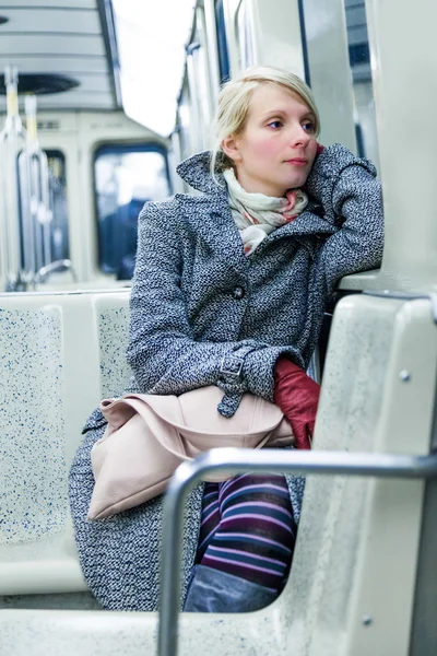 Молода жінка сидить всередині метро вагон — стокове фото
