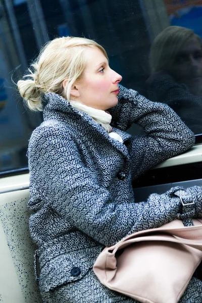 Młoda kobieta siedząca wewnątrz wagonu metra — Zdjęcie stockowe