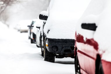 kış günü kar fırtınası üzerinde park edilmiş arabalar