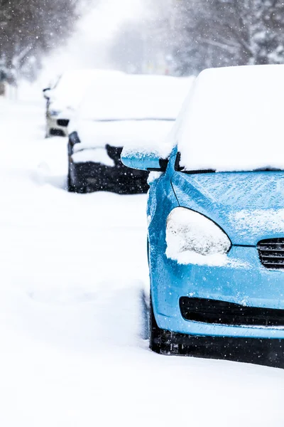 Kış günü kar fırtınası üzerinde park edilmiş arabalar — Stok fotoğraf