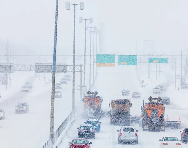 Boom bekleed-up snowplows vrijmaken van de weg — Stockfoto