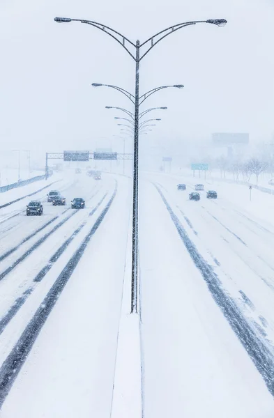 Foto simétrica da estrada durante uma tempestade de neve — Fotografia de Stock