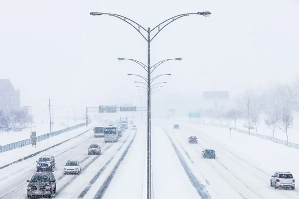 Foto simétrica de la autopista durante una tormenta de nieve — Foto de Stock