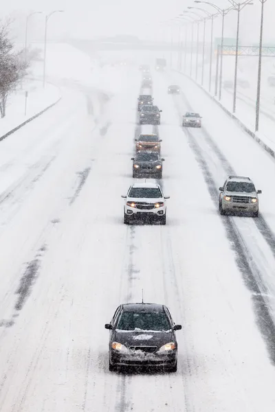 Allineato Automobili in autostrada in una giornata d'inverno — Foto Stock