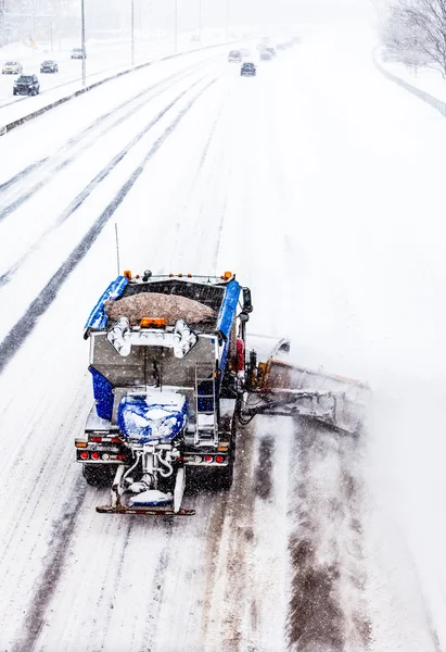 Arado de nieve quitando la nieve de la autopista durante una tormenta de nieve —  Fotos de Stock