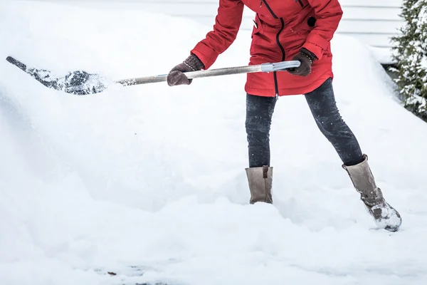女性が彼女の駐車場の雪かきのクローズ アップ — ストック写真