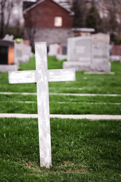 Croce Bianca in un vecchio cimitero — Foto Stock