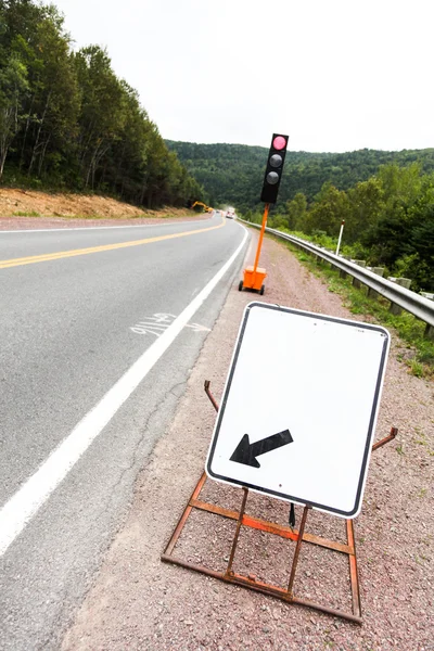 Roter Ampelmast auf einer Baustelle — Stockfoto