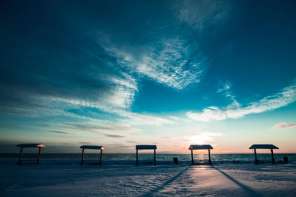 Picknicktafel op de zee tijdens de winter — Stockfoto