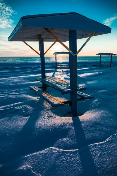 Mesa de piquenique no mar durante o inverno — Fotografia de Stock