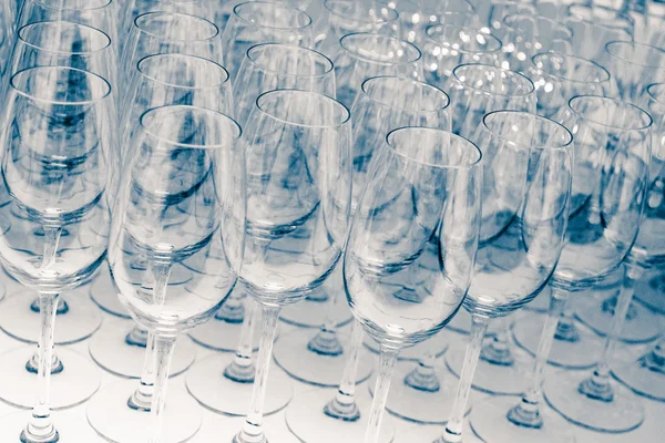 Sok üres wineglasses fejjel lefelé — Stock Fotó