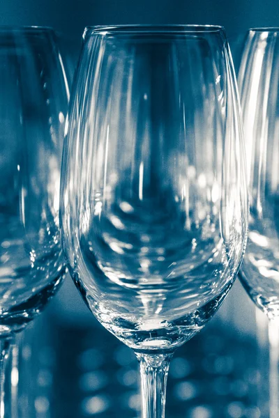 Molti bicchieri da vino vuoti sottosopra — Foto Stock