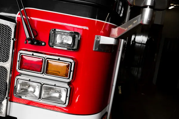 Detalhes do caminhão de bombeiros da frente e luzes — Fotografia de Stock