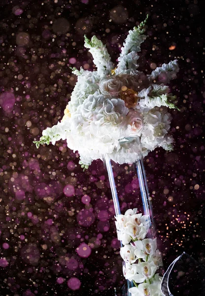 Mooie bruiloft tabel middelpunt vaas en bloemen — Stockfoto