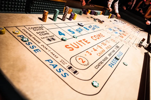 Kostky stolu a lidé hazard všude kolem — Stock fotografie