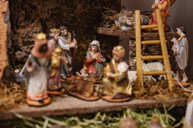 Geleneksel tahta Noel oyuncakları vitrinde