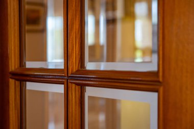 Yüksek kaliteli cam elementli ahşap kapı.