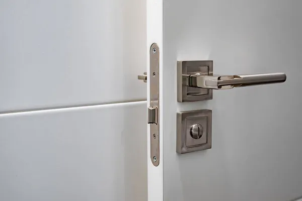 Хромированная Дверная Ручка Замком Белой Двери — стоковое фото