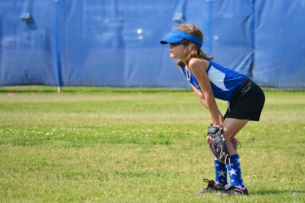 Softball játékos készen áll a következő játék — Stock Fotó