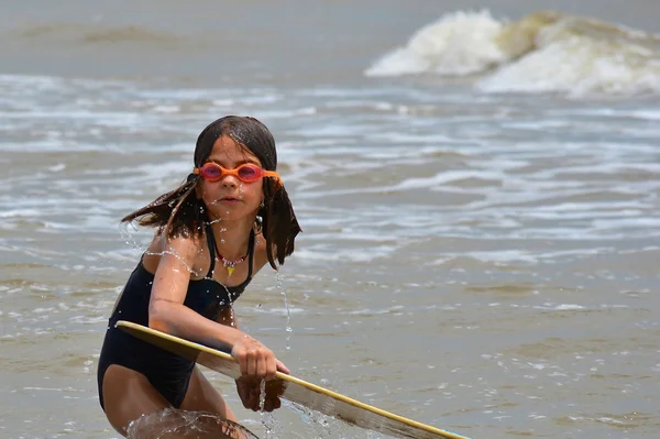 Meisje skim instappen op het strand Stockafbeelding