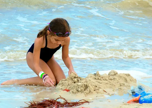 Young Girl Building Sandcastle on the Beach — Stock Photo, Image