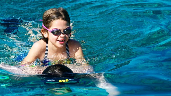 Broer en zus elkaar snorkelen Stockfoto