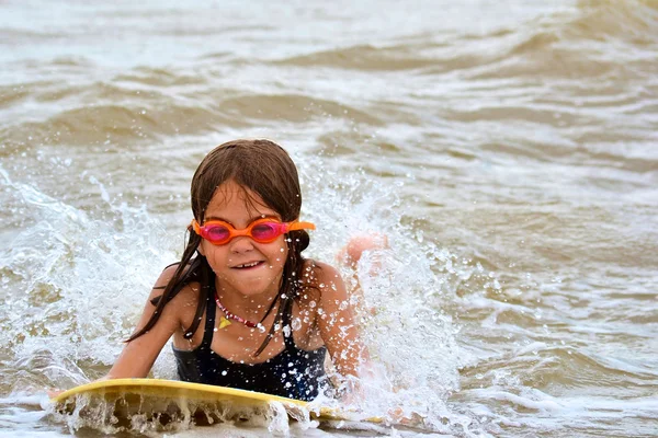 Ciało młodej dziewczyny, surfing na plaży Obrazek Stockowy