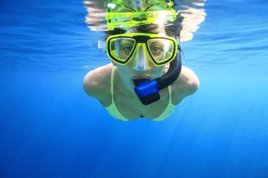 kadın snorkeler denizde