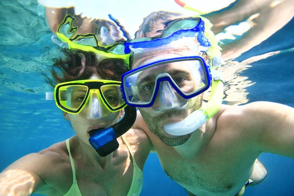 Casal snorkeler no oceano — Fotografia de Stock