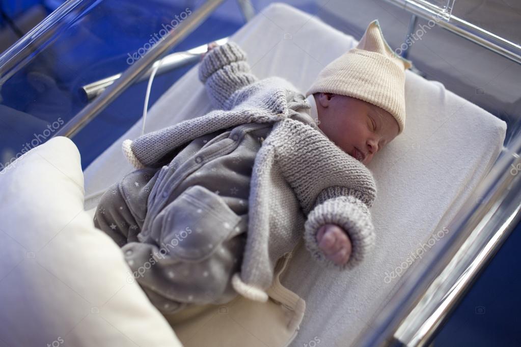Beau b b nouveau n dans un lit d enfant la maternit image