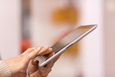 kadın el dijital tablet ekrana dokunmak.