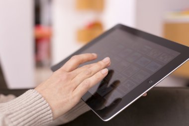 kadın el dijital tablet ekrana dokunmak.